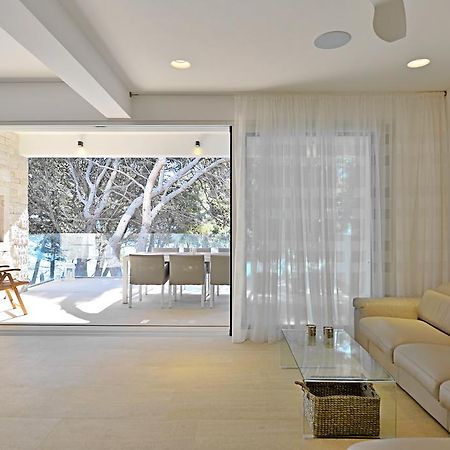 Chiponsky One - 5 Star Beachfront Property Bol Exterior foto