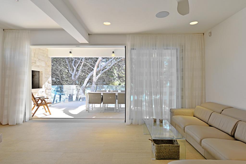 Chiponsky One - 5 Star Beachfront Property Bol Exterior foto