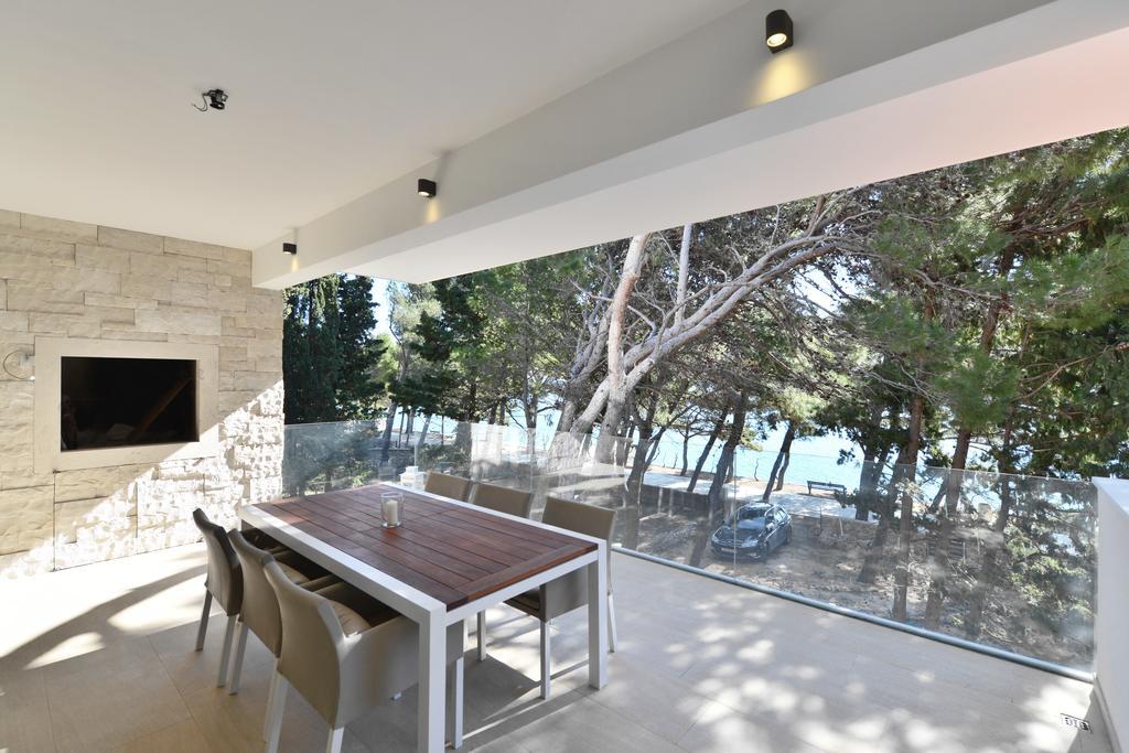 Chiponsky One - 5 Star Beachfront Property Bol Exterior foto
