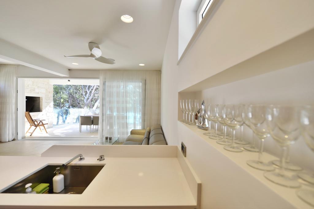 Chiponsky One - 5 Star Beachfront Property Bol Exterior foto