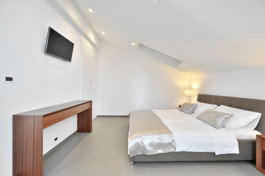 Chiponsky One - 5 Star Beachfront Property Bol Exterior foto