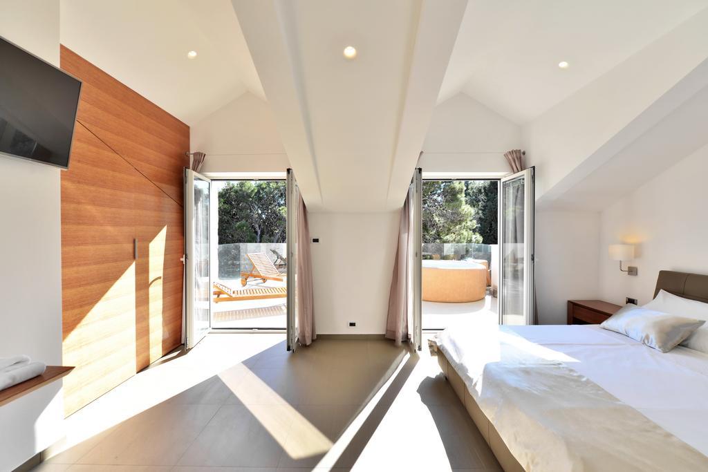 Chiponsky One - 5 Star Beachfront Property Bol Exterior foto