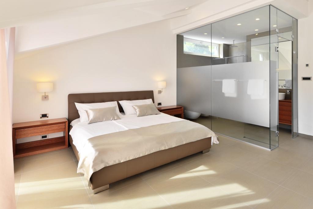 Chiponsky One - 5 Star Beachfront Property Bol Exterior foto