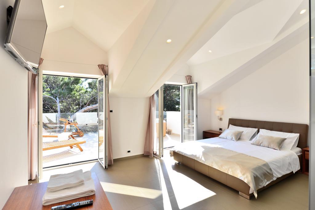 Chiponsky One - 5 Star Beachfront Property Bol Exterior foto